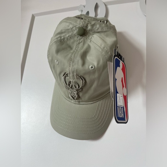 NWT NBA MILWAUKEE BUCKS NEUTRAL MEN'S DAD HAT - Picture 2 of 5